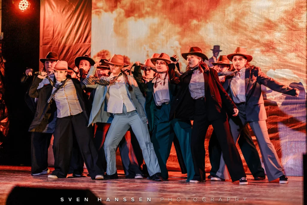 Les élèves sur scène lors du tableau "Oppenheimer".