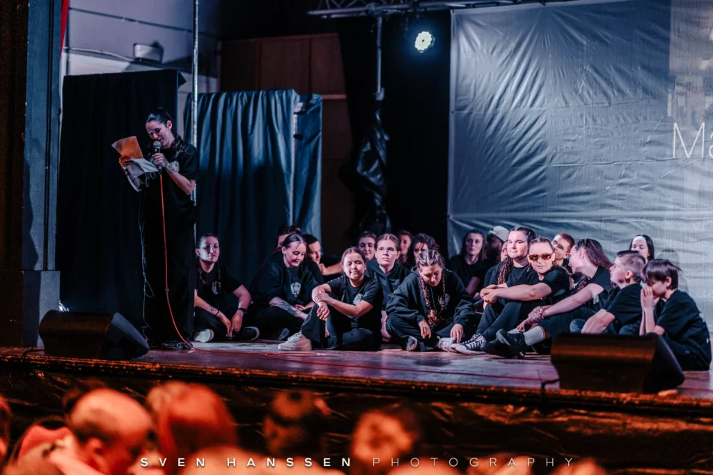 La directrice faisant un discours à la fin du spectacle.