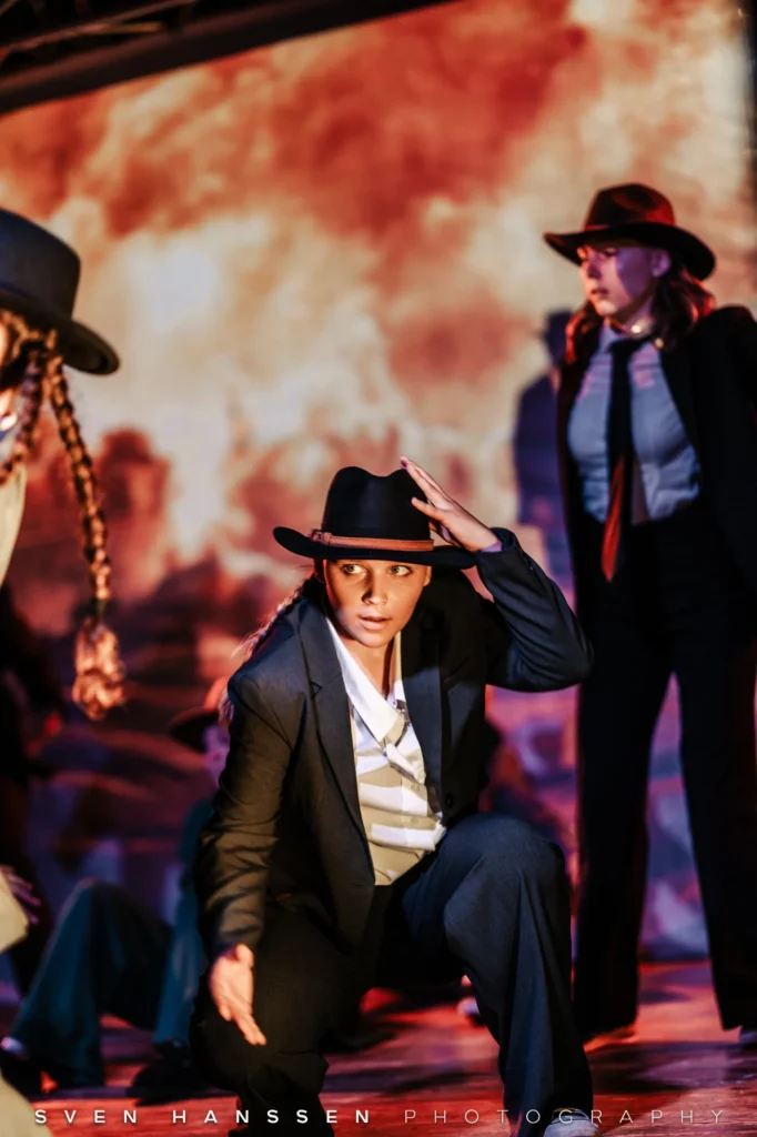 Les élèves sur scène lors du tableau "Oppenheimer".