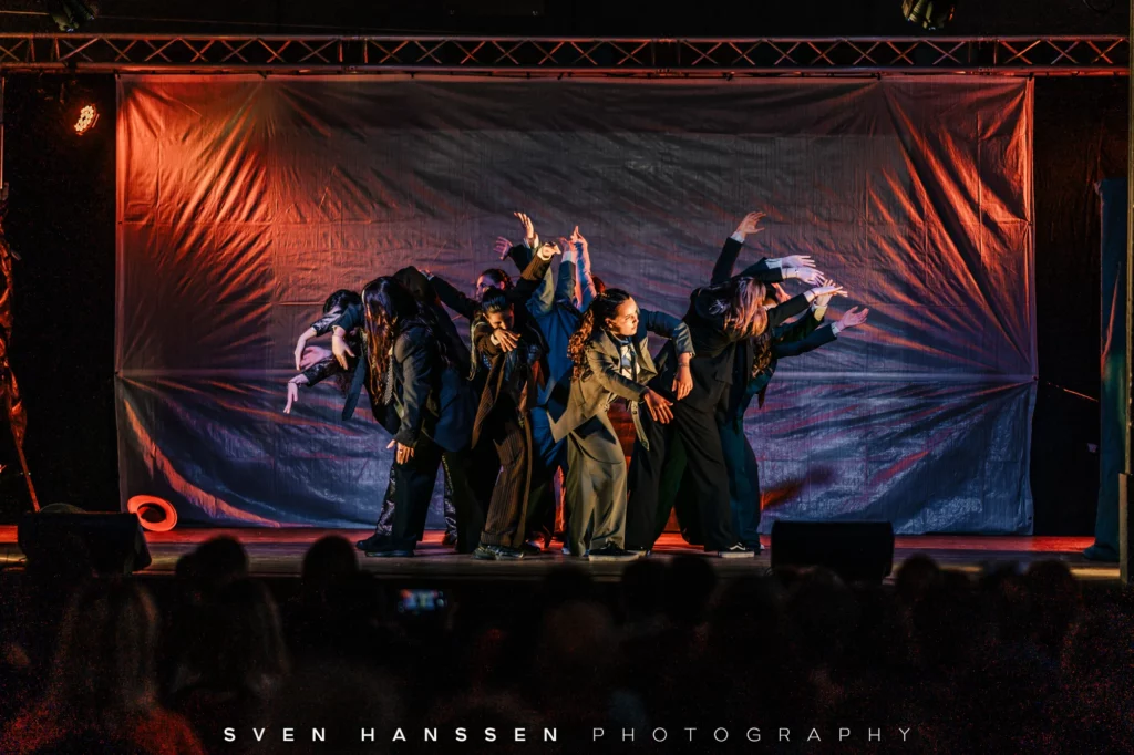 Les élèves sur scène lors du tableau "Oppenheimer".