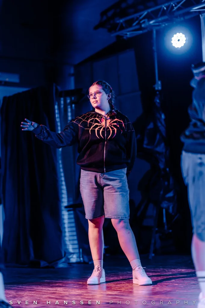 Une élève sur scène lors du tableau "Spiderman".