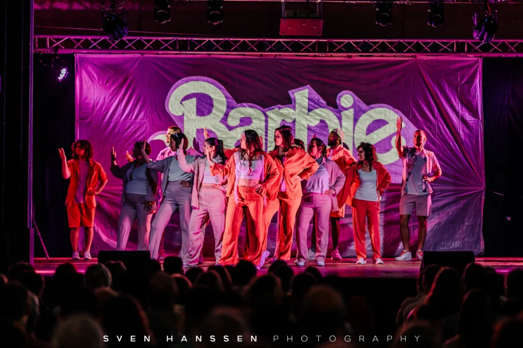 Les élèves sur scène lors du tableau "Barbie".