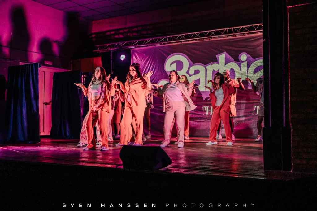 Les élèves sur scène lors du tableau "Barbie".