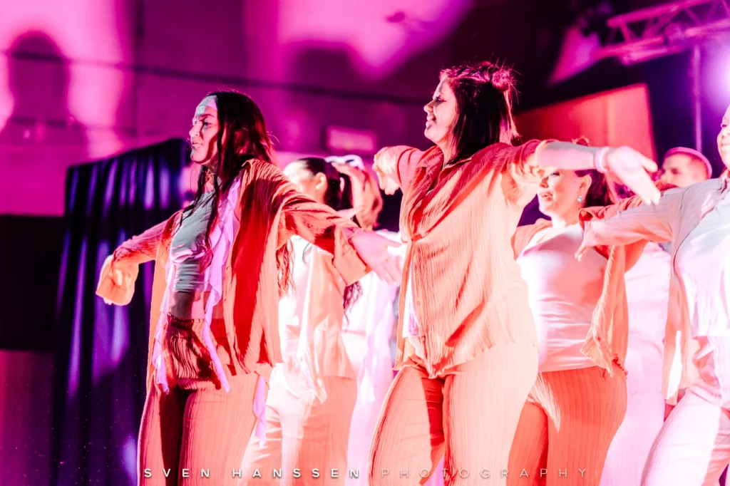 Les élèves sur scène lors du tableau "Barbie".