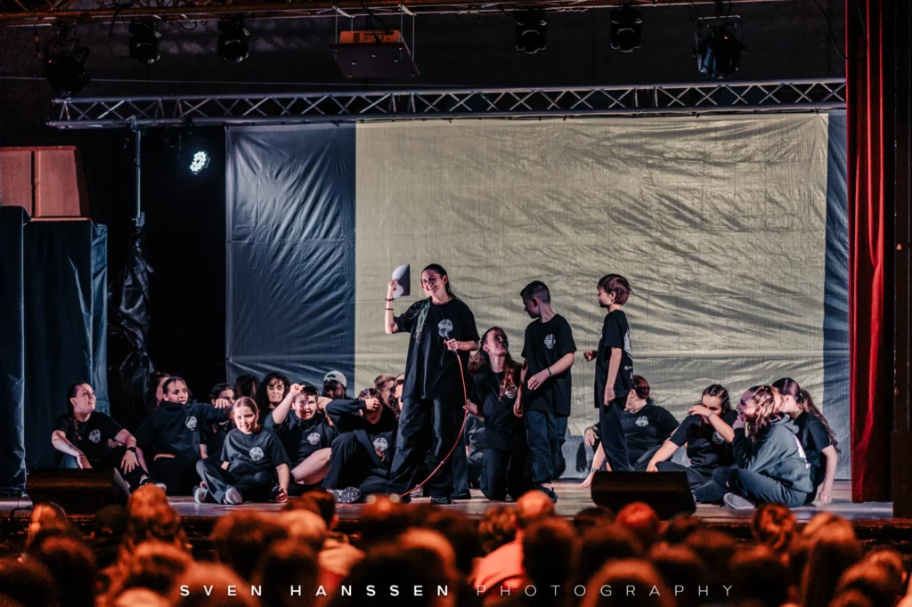 La directrice faisant un discours à la fin du gala de danse.