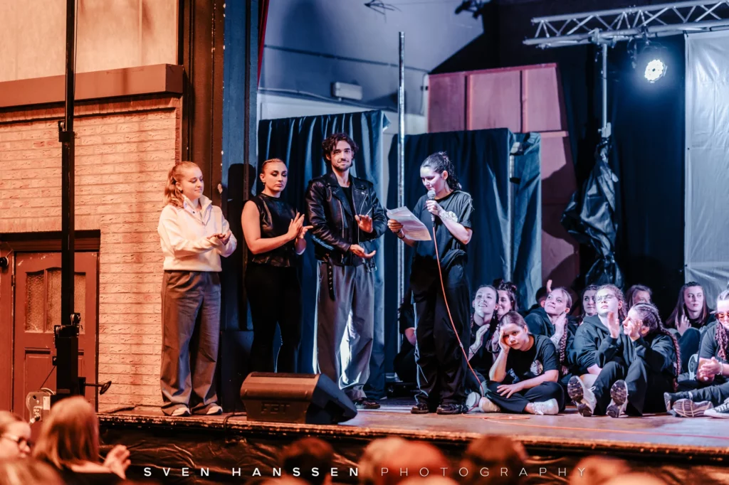La directrice faisant un discours à la fin du gala de danse.