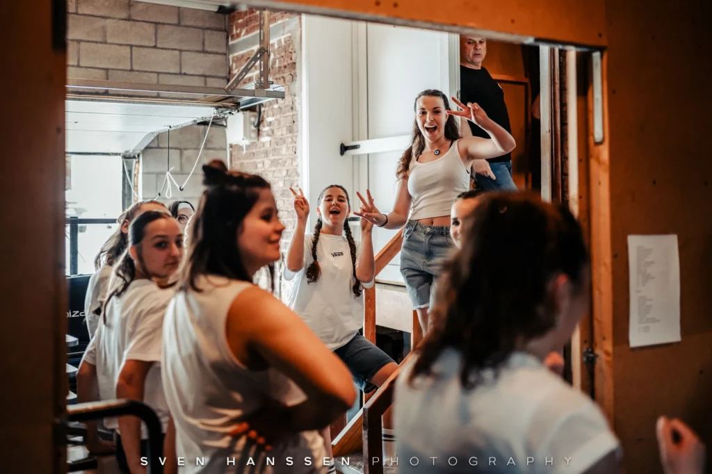 Les élèves en coulisse avant de monter sur scène.