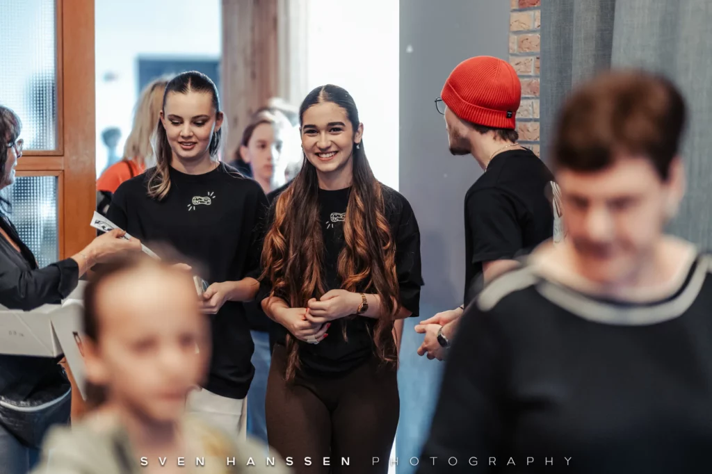 Public qui rentrent dans la salle du gala.