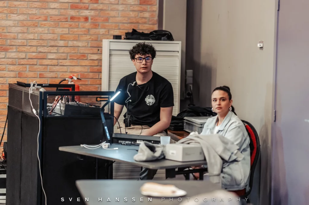 Personnes gérant le son et les lumière lors du spectacle de fin d'année.